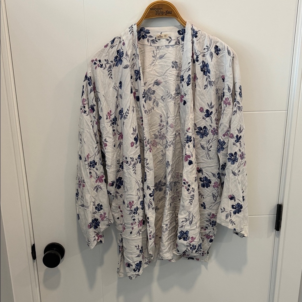 Hollister White Floral Open Kimono cardigan with Blue & Pink Blooms size XS / S